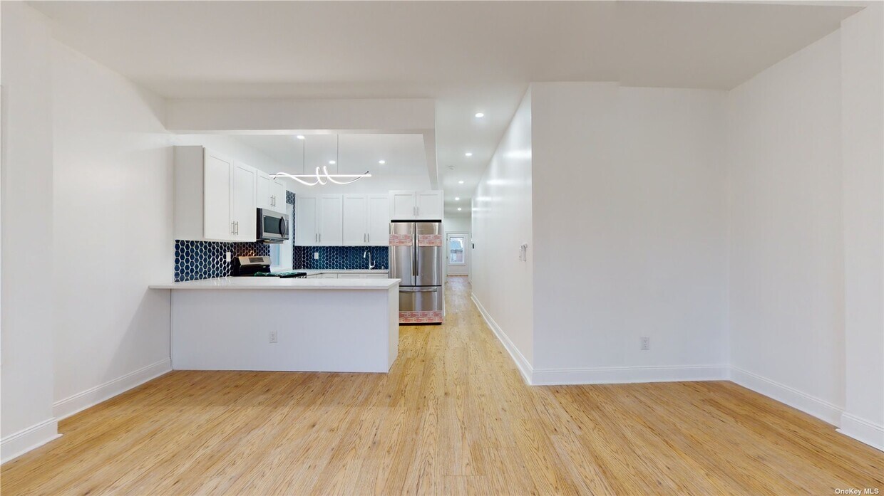 Primary Photo - 2050 Strauss St