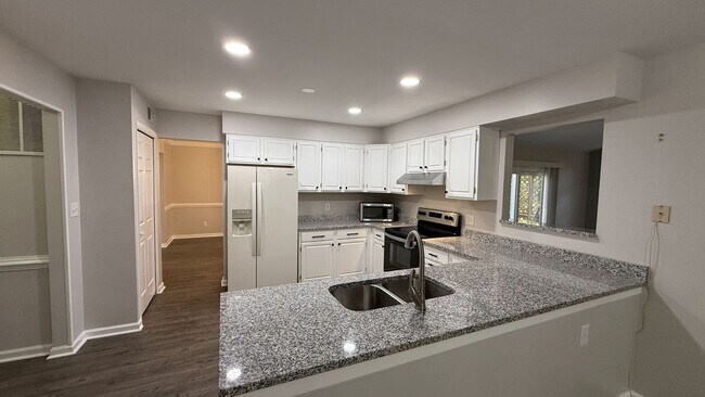 Building Photo - Settlers Landing Colonial