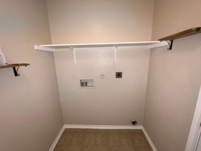 Building Photo - Nice 3 Bedroom Home