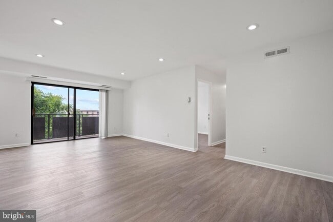 Building Photo - 6001 Arlington Blvd