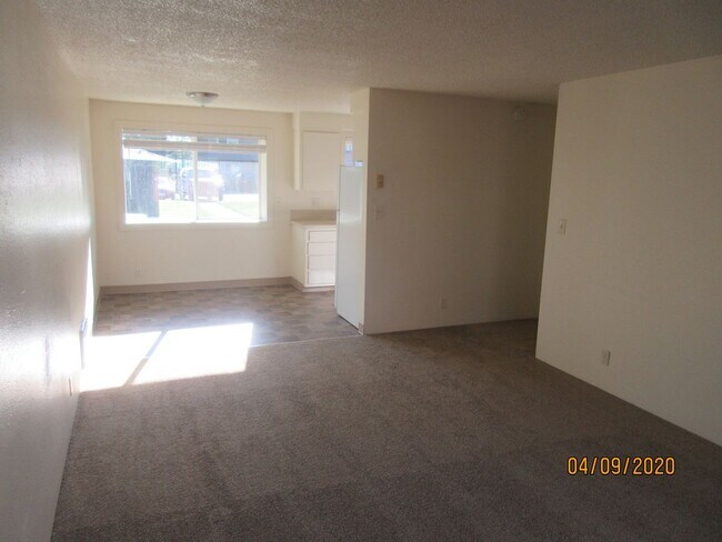 Building Photo - (905) Draper Apartments - 3 Bed / 1.5 Bath...