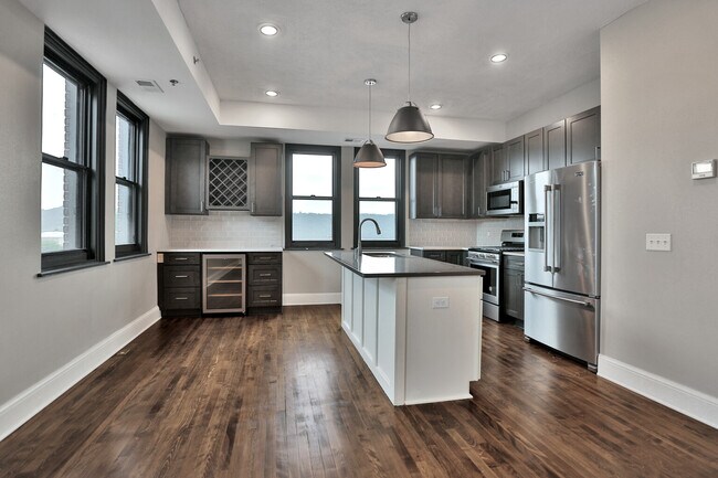 Building Photo - 107 Chestnut St E