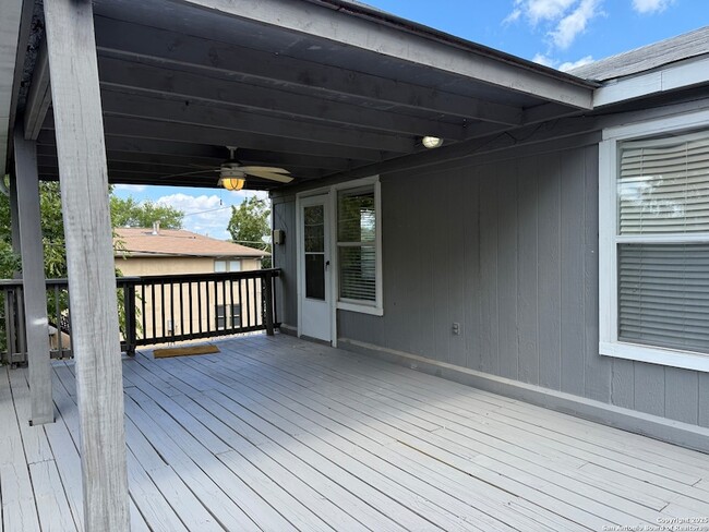Building Photo - 3402 N New Braunfels Ave