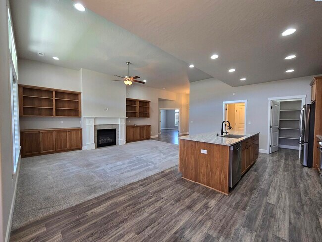 Building Photo - Short Term Rental Rental in Kennewick w/Lawn Care