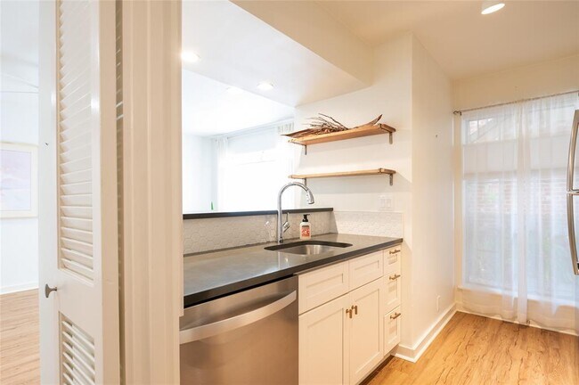 Foto del edificio - 7920 Rockwood Ln