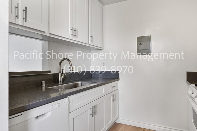 Building Photo - 868 N West Knoll Dr