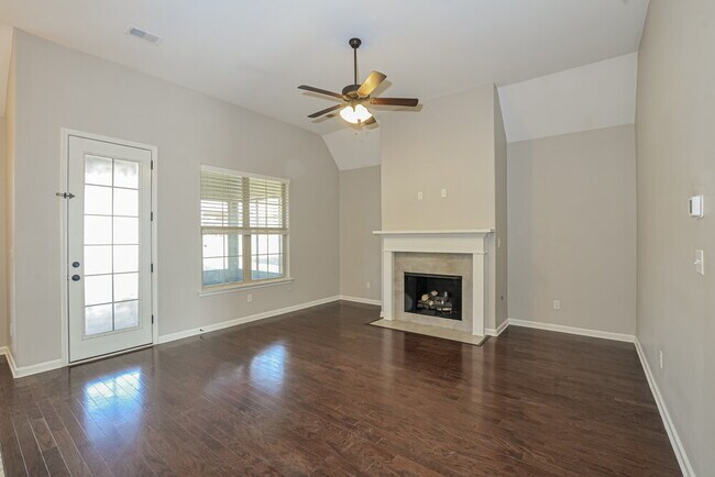 Foto del edificio - 145 Hidden Meadows Ln