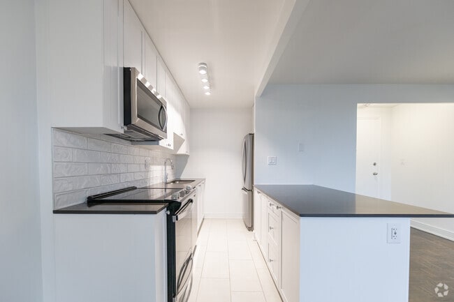 1BR, 1BA - 631SF - Kitchen - 100 Cosburn Ave