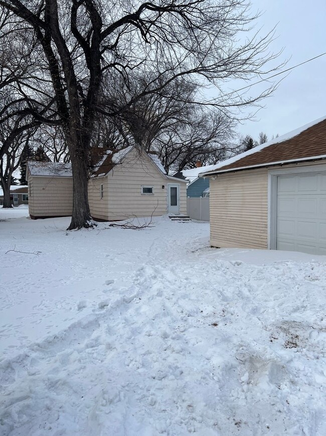 Building Photo - Charming Single-Family Home for Rent
