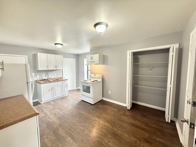 Building Photo - 429 3rd St