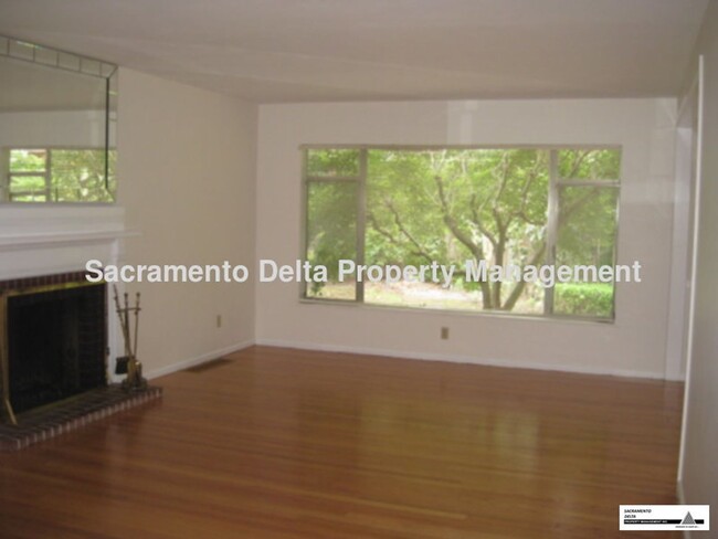 Building Photo - 3 Bedroom S. Land Park Home