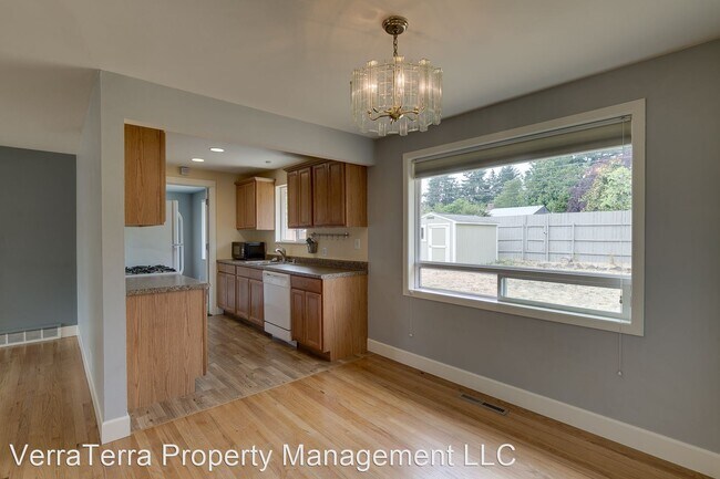 Foto del edificio - 3 br, 1 bath House - 14613 9th Ave NE