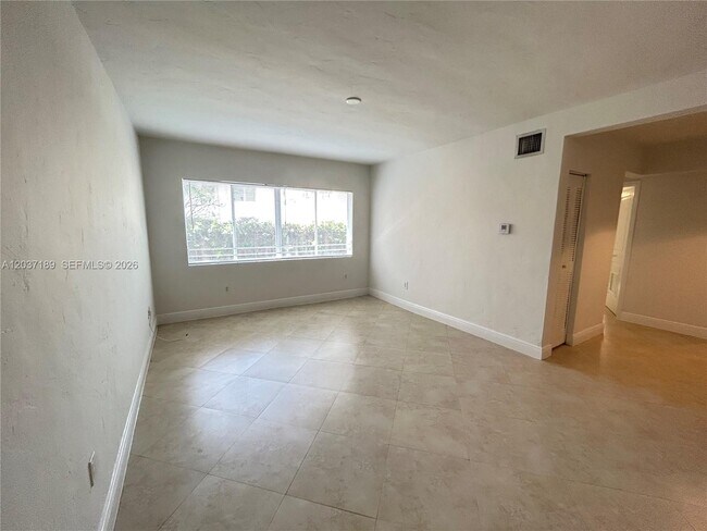 Foto del edificio - 2880 Pine Tree Dr