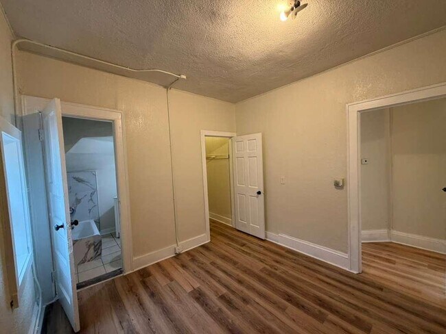Foto del edificio - 2213-2215-2215 N Holton St