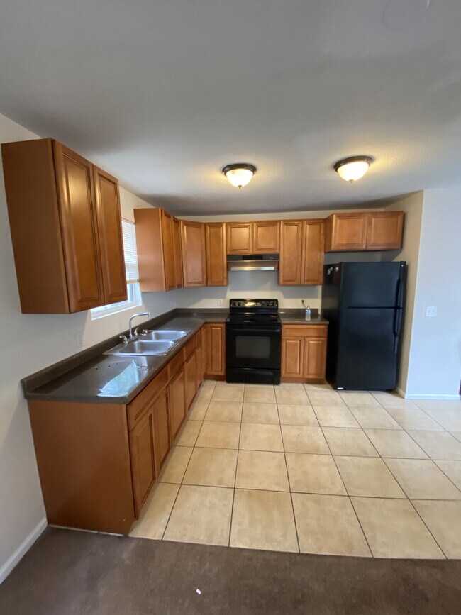 Foto del edificio - "Spacious 4-Bedroom Home with 2 Full Baths...