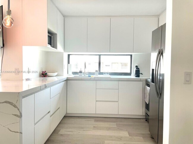 Foto del edificio - 17011 N Bay Rd