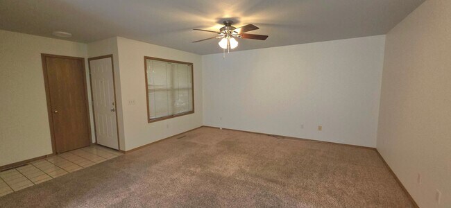 Foto del edificio - Rare 2 bedroom 2 bathroom duplex with 2 car garage! $1150