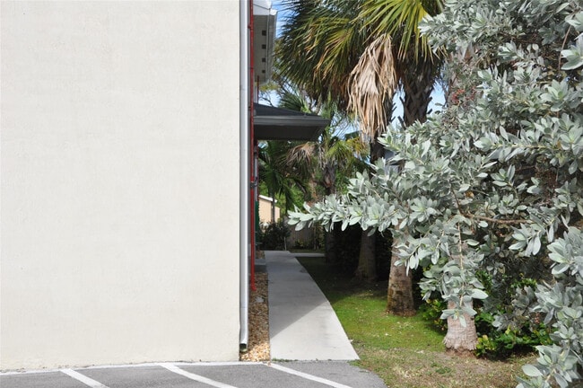 Building Photo - 1216 NW 6th Ct