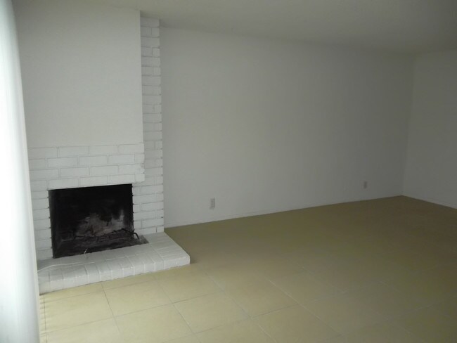 Sala de estar - 1857 W Malvern Ave