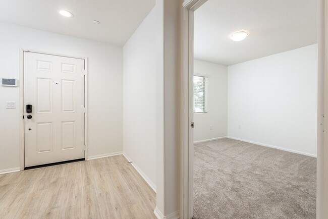 Foto del edificio - Beautiful 4 bed 3.5 bath condo in gated co...