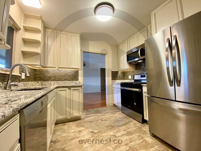 Building Photo - Charming 3-Bedroom Home in Tranquil Longmo...