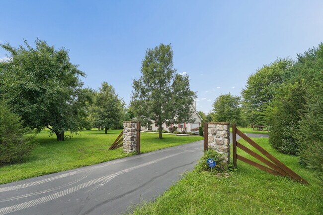 Foto del edificio - 8765 Hyland-Croy Rd
