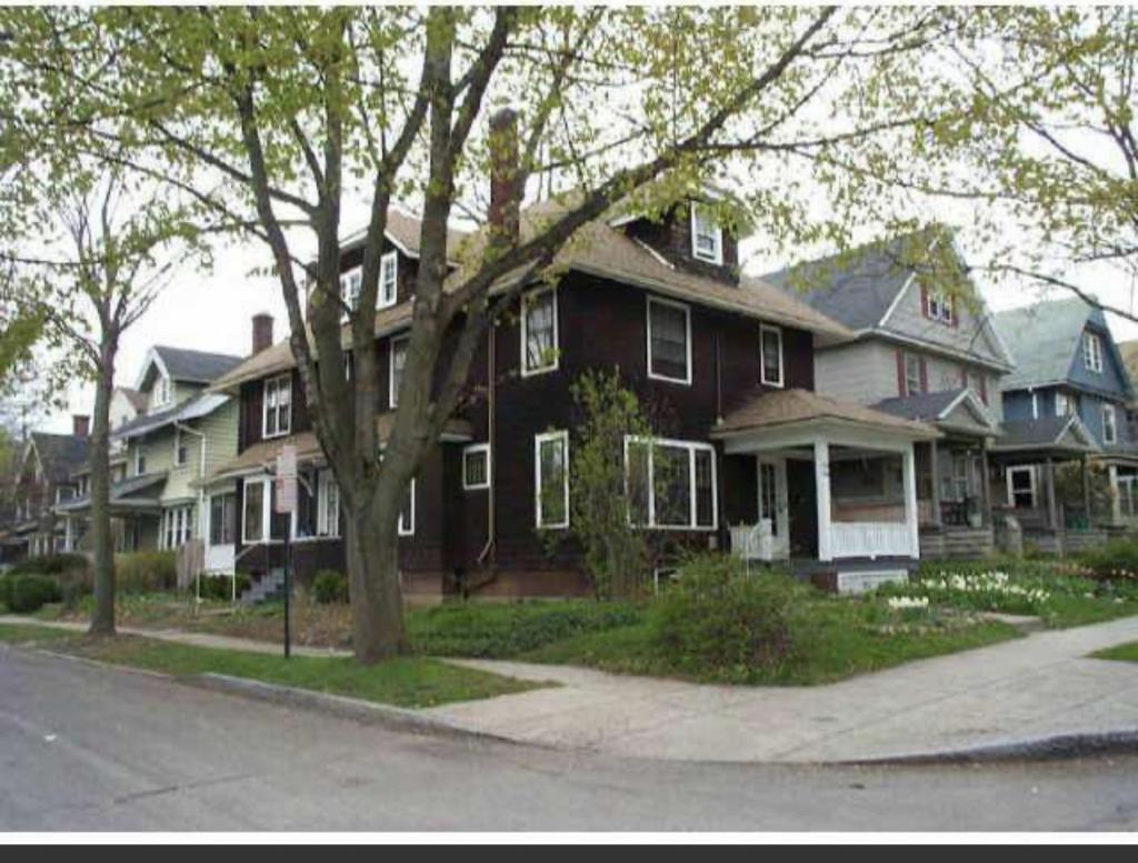 Primary Photo - 1057 Park Ave
