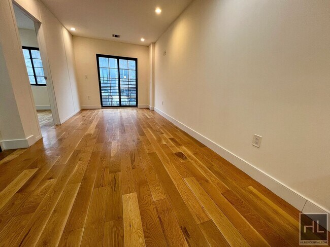 Foto del edificio - 3BR 2BA w/ Juliet Balcony On Williamsburg/...