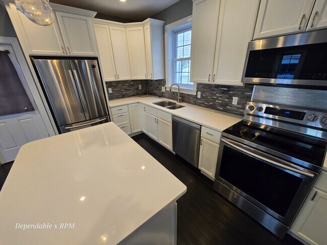 Building Photo - Freshly Updated 3 Bd 2.5 Bath with Parking...