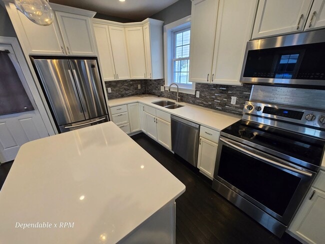 Foto del edificio - Freshly Updated 3 Bd 2.5 Bath with Parking...