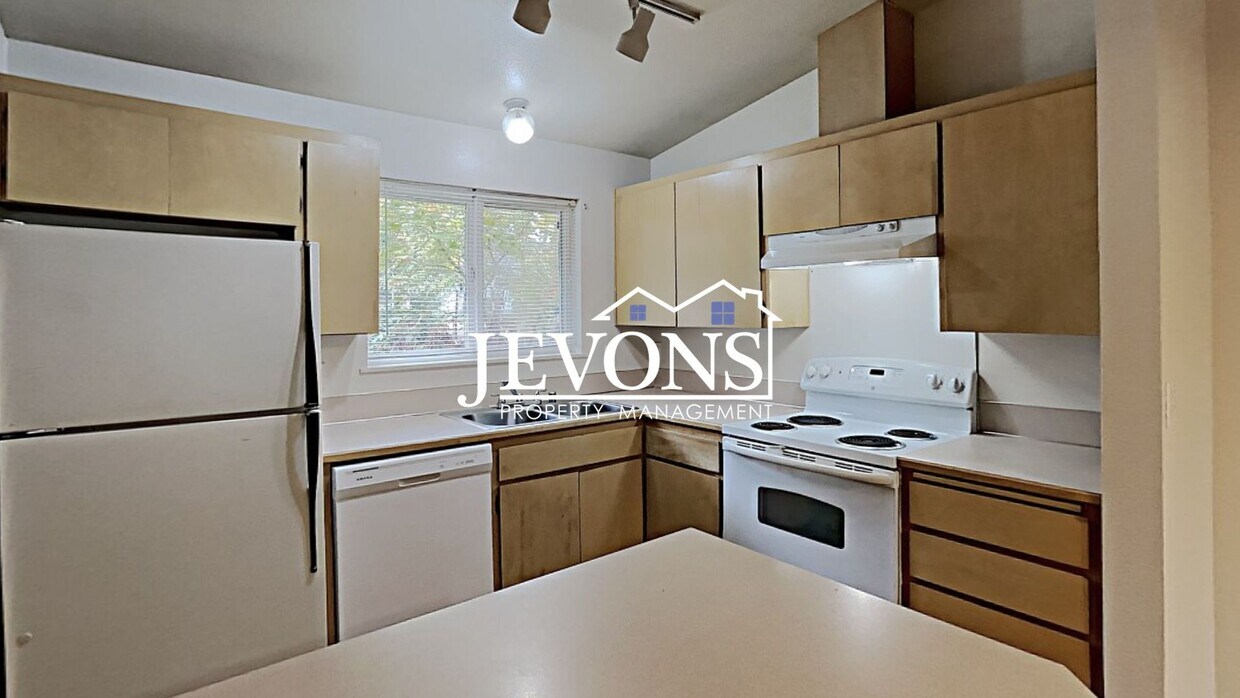 Primary Photo - Inviting 3-bedroom duplex near Lakewood To...