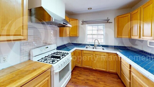 Foto del edificio - 520 Iris Dr