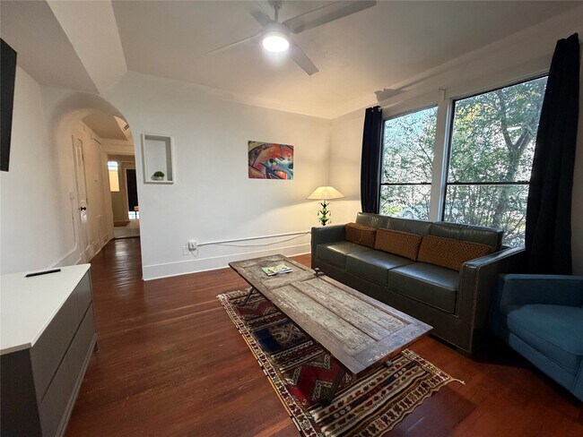 Foto del edificio - 402 Hyde Park Blvd