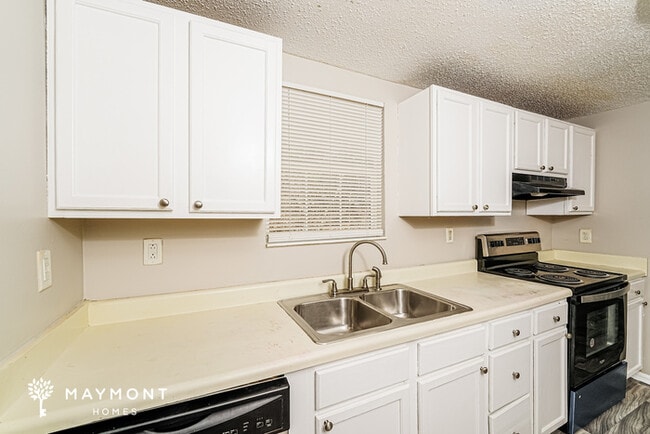 Building Photo - 656 15th Ct NW