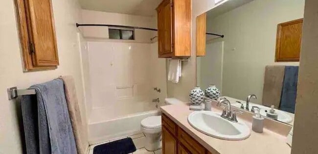 Building Photo - 624 S Pleasantview Dr