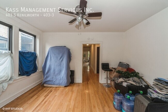 Building Photo - Amazing Oak Park Location.  1 BR, Top Floor