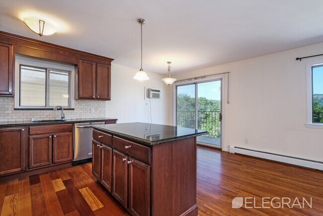 Foto del edificio - 384 Warburton Ave