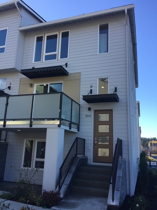 Newer Townhouse in Lake Forest Park! - Newer Townhouse in Lake Forest Park!