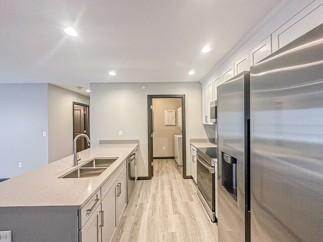 Building Photo - 2 Bed, 2 Bath PREMIUM Apartment in PRIME location!