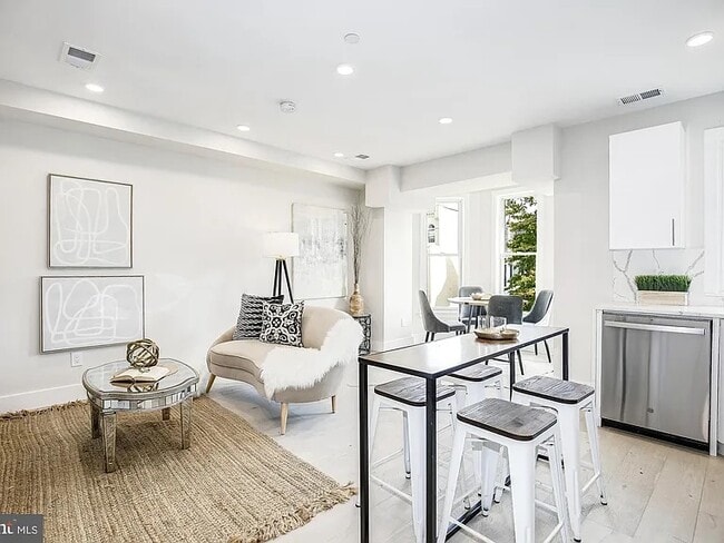 Foto del edificio - 2556 University Pl NW