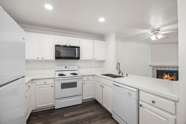 Building Photo - 7505 Charmant Dr