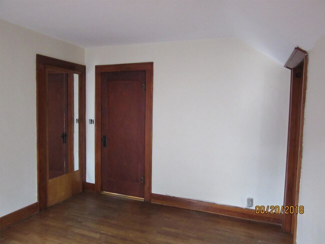 Building Photo - 208 1/2 Walnut