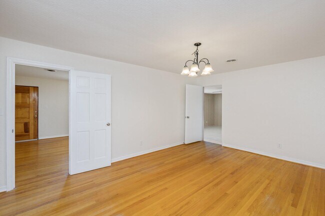Building Photo - 413 Long Dr