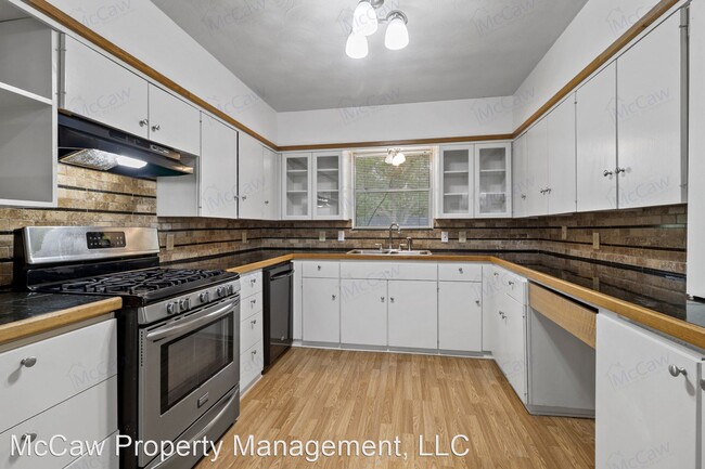 Building Photo - 4 br, 3 bath House - 1618 University Dr.