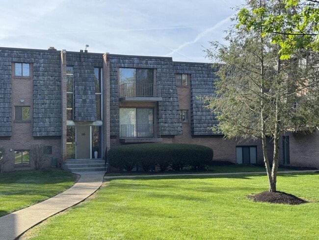Foto del edificio - 1632 Forest Green Dr