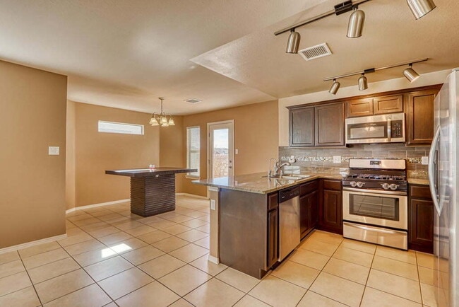 Building Photo - Cozy and Beautiful Home-3217 Willie Cager El Paso, Texas 79938 Lease today!