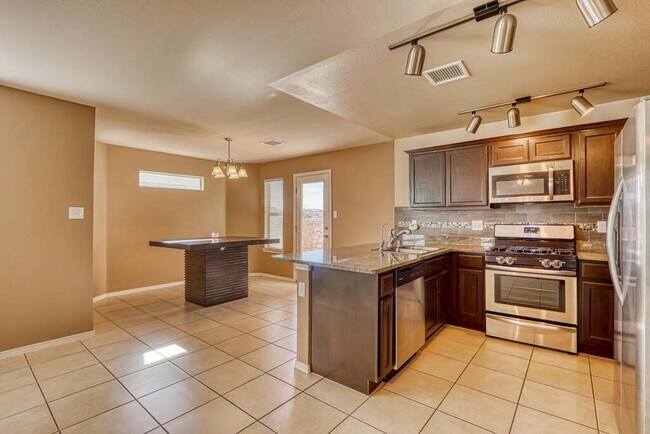 Foto del edificio - Cozy and Beautiful Home-3217 Willie Cager El Paso, Texas 79938 Lease today!