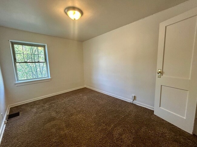 Building Photo - SPACIOUS 3 BEDROOM TOWNHOME