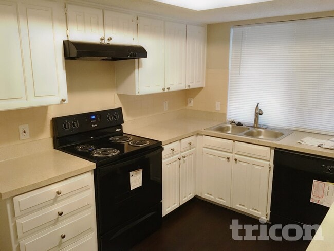 Building Photo - 3804 Firethorn Dr