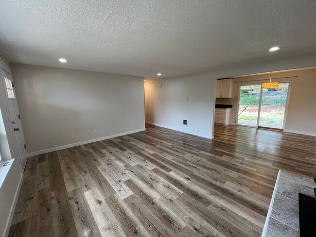 Building Photo - Recently Renovated Spacious Rambler with M...